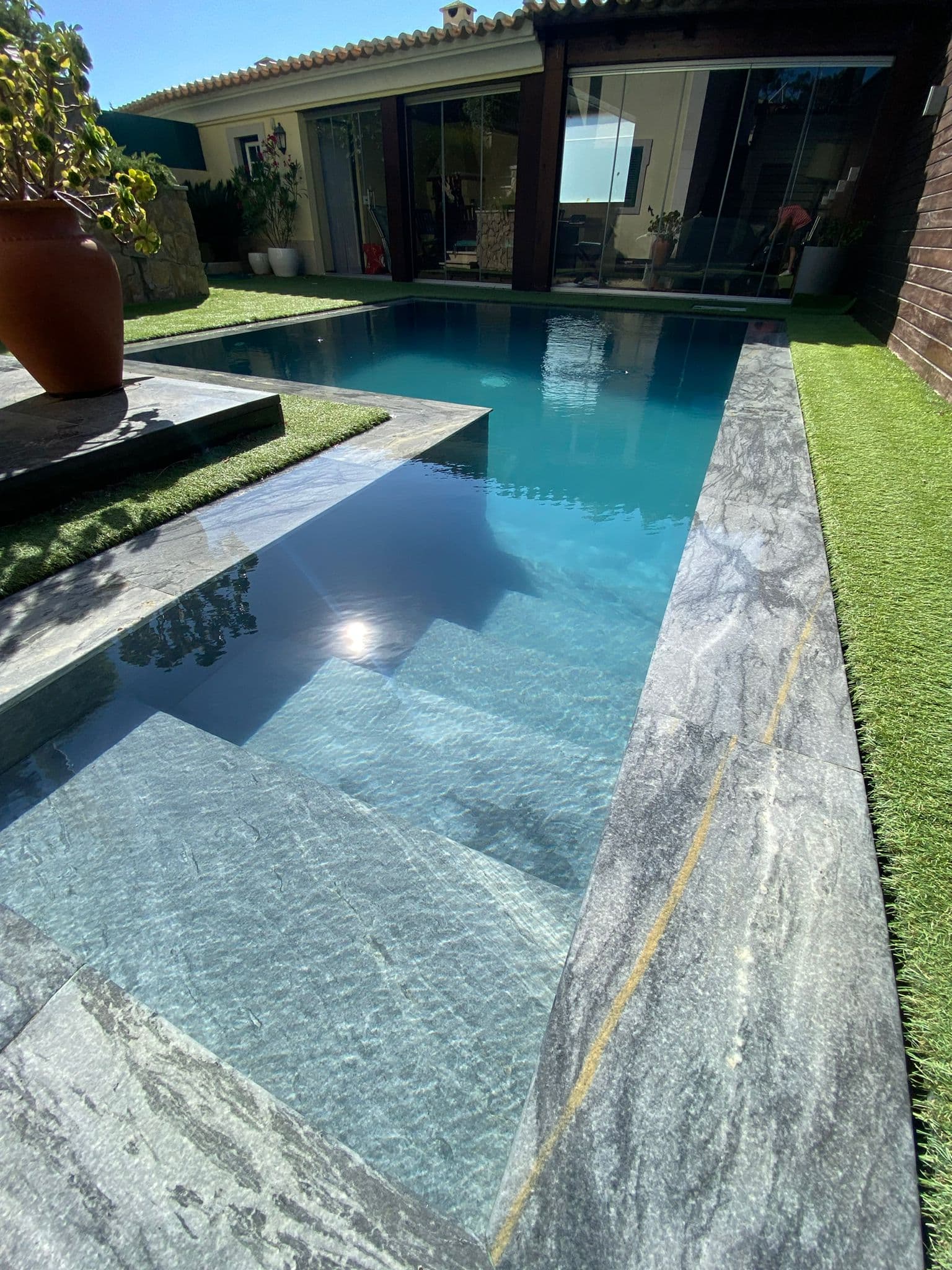 Piscina cristalina depois do tratamento