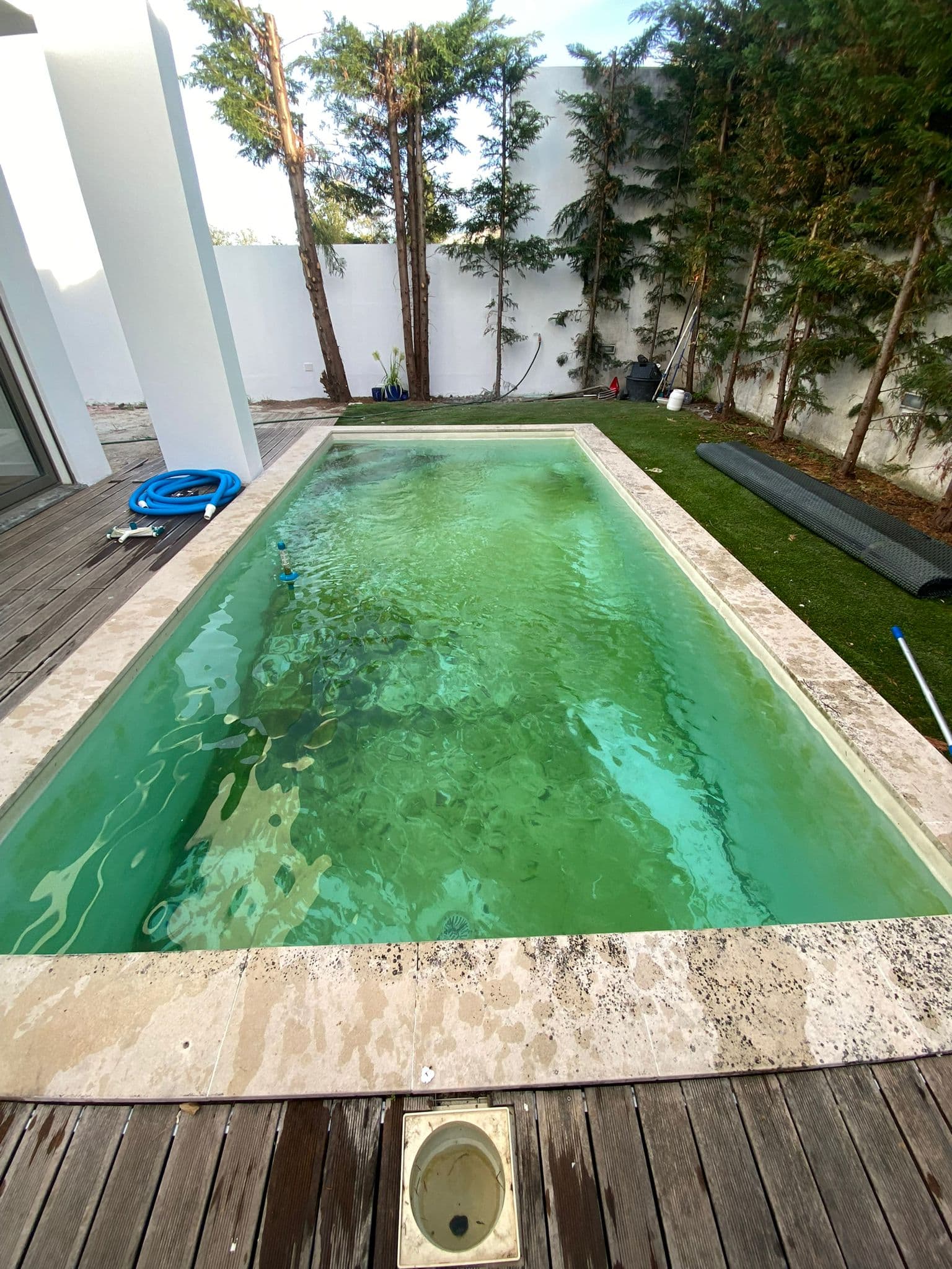 Piscina suja antes da limpeza