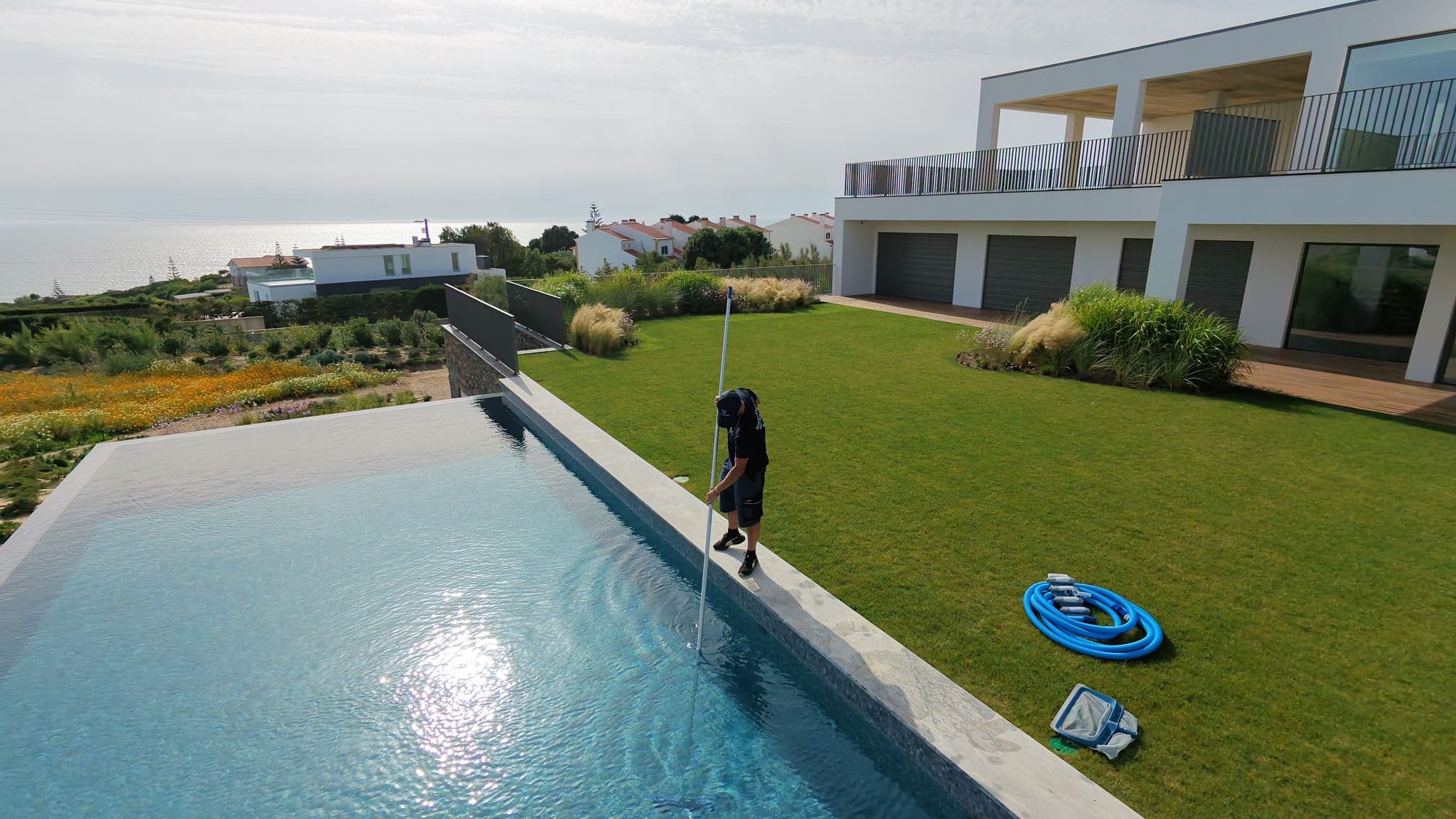 Manhã calma junto a uma piscina, antes do tratamento diário